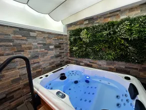 Exclusive Luxury Love-Spa Suite - Sauna and Jacuzzi - Image 3