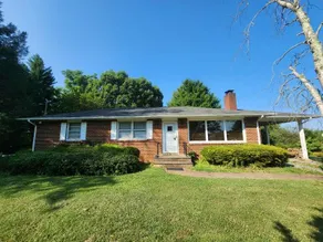 Basic Pet Friendly Whole Home w/ Fireplace - Image 3