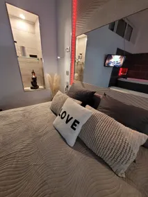 Secret Love Jacuzzi with private parking - Image 3