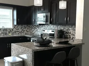 2br/2bth Sleek Modern Stay - Image 4