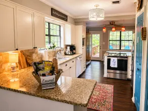 The Parker House|Step-Free|Carport|Sleeps 6|Quiet - Image 5
