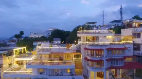 Luxe Lakefront 3BHK Suite|Decks, Jacuzzi-Steam Spa - Image 2