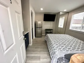 Private one bedroom and bathroom - Image 2