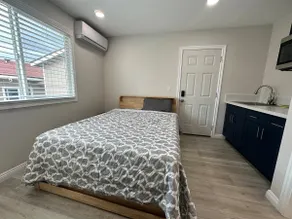 Private one bedroom and bathroom - Image 5