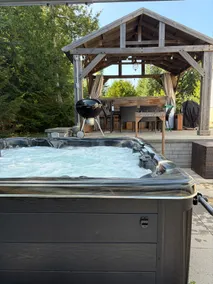 Quiet lakeside retreat, hot tub - Image 3