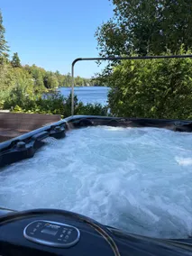 Quiet lakeside retreat, hot tub - Image 5