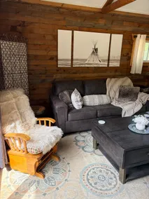 Cuddle up in this cozy cabin - Image 3