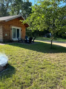 Cuddle up in this cozy cabin - Image 5