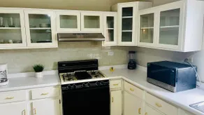Downtown residence near international bridges - Image 4
