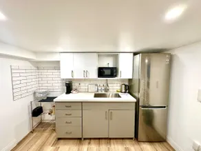 Luxurious PVT Studio Near Fairview mall & Airport - Image 4