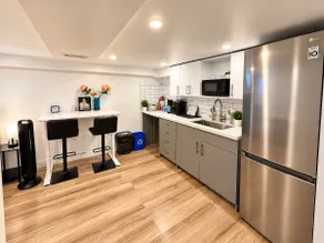 Cozy PVT Studio Near Fairview mall & Airport - Image 3