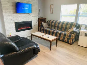 Spacious 3-Bed Lakeside Private Home up to 10! - Image 4