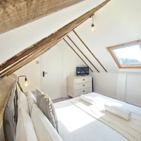 Unique 4BR Loft | Sleeps 8 | 2 Bathrooms - Image 4