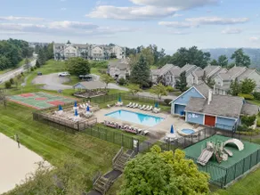 Sleeps 12, 4BR, 8 bed, 4 bath, POOL, FREE Shuttle - Image 3