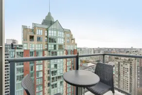 Stylish Yaletown Tower Suite - Image 3
