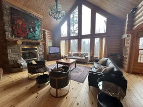 Spacious log cabin with pool and games - Image 4