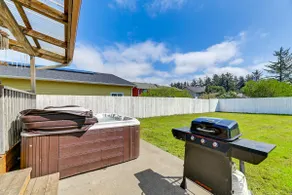 Crescent City Home w/ Hot Tub: Half-block to Beach - Image 2