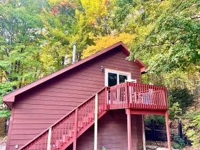 Leelanau Winter Wooded Hideaway + Hot Tub - Image 5