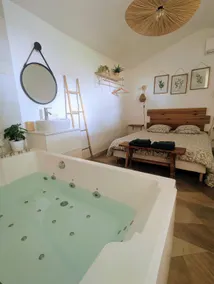 Cozy relaxation haven with spa and video projector - Image 2