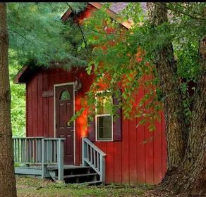 River Rail Retreats Red Cabin - Image 3