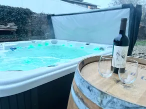 The Prosecco House, stylish retreat w/hot tub - Image 3
