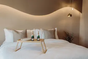 The Queenie - 3 minutes walk from Avenir Centre - Image 3