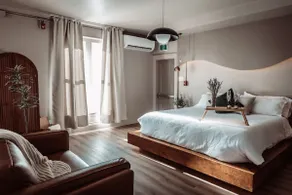 The Queenie - 3 minute walk from Avenir Centre - Image 3