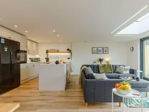 3 Bed in Holsworthy oc-90721 - Image 5