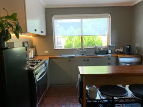 Kew Retreat - 2 to 4 guests: Free Parking - Image 3