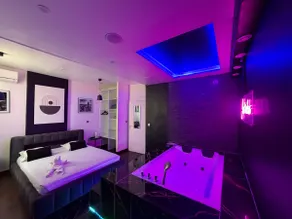 Apartment with jacuzzi in the heart of the Skyscrapers - Image 5