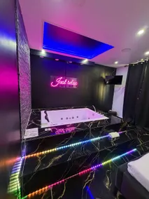 Apartment with jacuzzi in the heart of the Skyscrapers - Image 4
