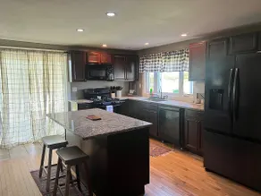 Quaint City Cottage just minutes from Killington - Image 5