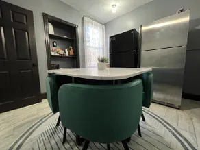 7 bedroom. Prime location - Image 2