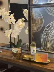 The Chic Getaway: Relaxing Vibes Await (near DTWN) - Image 5