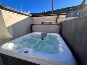 Amazing sea views and hot tub - Image 3