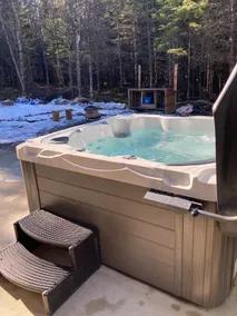 The chalet has a Smiley and Spa - Image 5