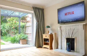 Spacious 4-bedroom townhouse in the city center with free parking - Image 3