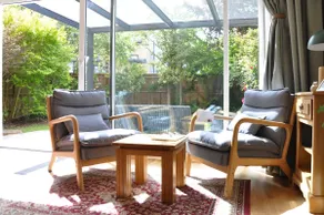 Spacious 4-bedroom townhouse in the city center with free parking - Image 2