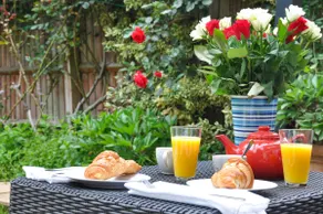 Spacious 4-bedroom townhouse in the city center with free parking - Image 5