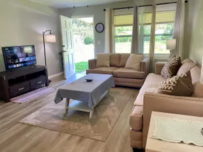 Livin’ on Vero Beach time. 2/1 unit. Beach in 2mi - Image 2