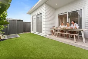 Coastal retreat near shops & beach - Image 3