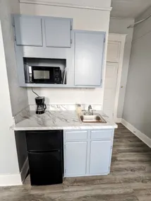 Quaint 1BR with Kitchenette, Free Laundry - Image 3