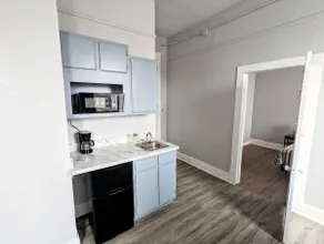 Quaint 1BR with Kitchenette, Free Laundry - Image 4