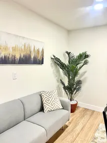 Cozy 2B2B with private entrance - Image 2