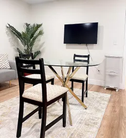 Cozy 2B2B with private entrance - Image 3