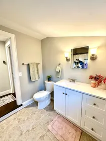 Guest Suite at Wisteria Gardens - Image 4