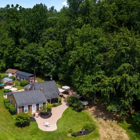 Red Rooster Cottage with hot tub and seasonal pool - Image 2