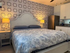 Blue Haven: King Bed, 55” TV, Downtown (LOCATiON) - Image 4