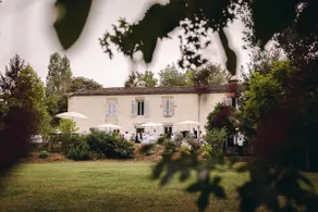 Spacious house – Swimming pool – 6000 m² park - Image 2