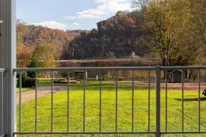 Cozy home overlooks Ohio River - Image 4
